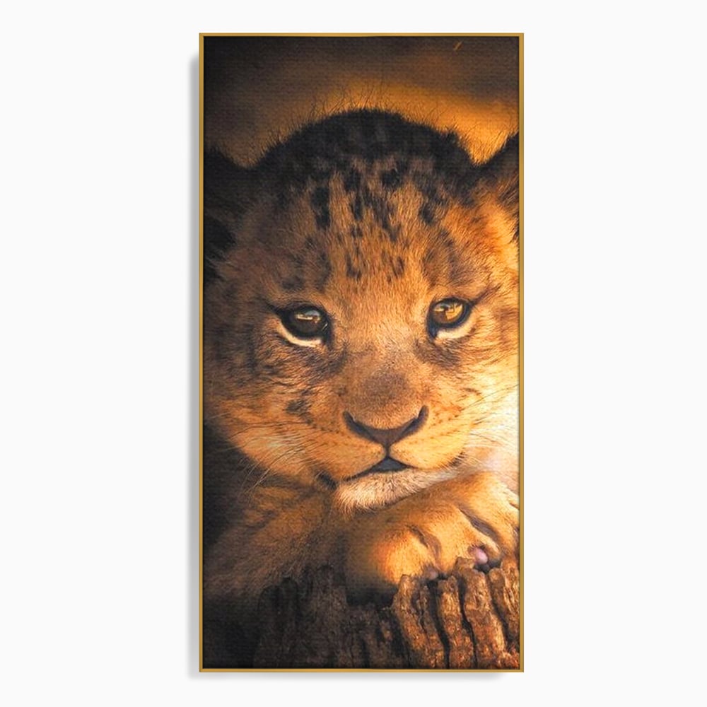 Tablou canvas cu tablou canvas cu portret de pui de leu, in rama de aluminiu auriu